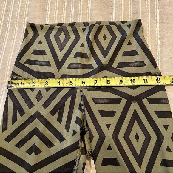 Lululemon Wunder Under Fold Over Waist Leggings in Olive Green Black Geometric 2 - Picture 6 of 8